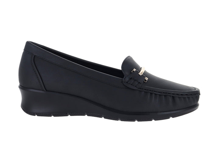 Zapato tipo mocasín color negro con plataforma y detalle metálico dorado en la parte superior.