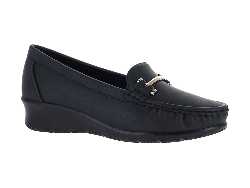 Zapato tipo mocasín color negro con plataforma y detalle metálico dorado en la parte superior.