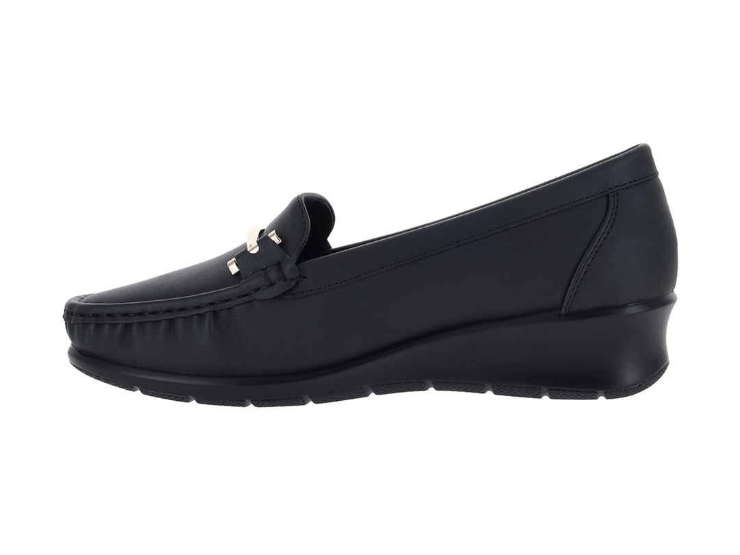 Zapato tipo mocasín color negro con plataforma y detalle metálico dorado en la parte superior.