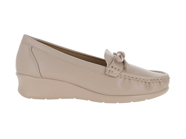 Zapato tipo mocasín color nude con suela de plataforma y detalle de lazo decorativo.