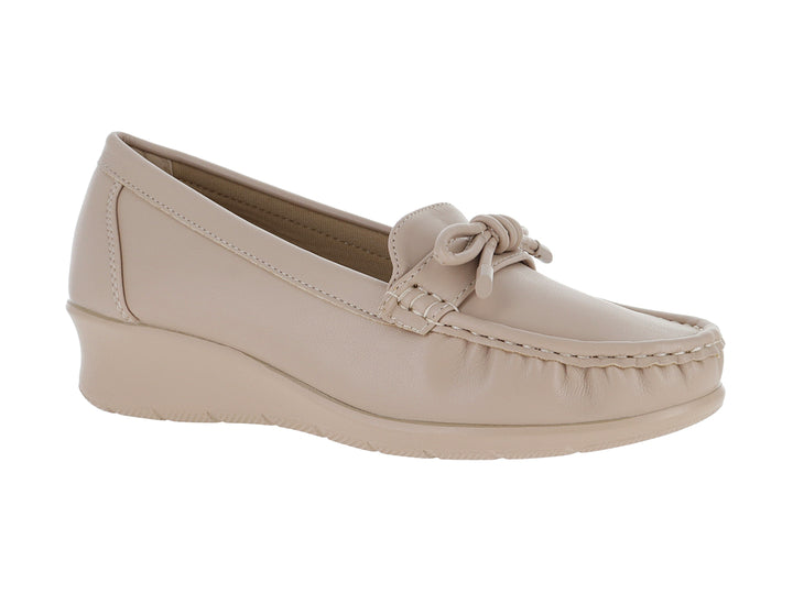 Zapato tipo mocasín color nude con suela de plataforma y detalle de lazo decorativo.