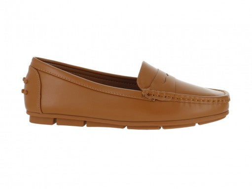 Zapato tipo mocasín de color marrón con acabado mate y suela plana.