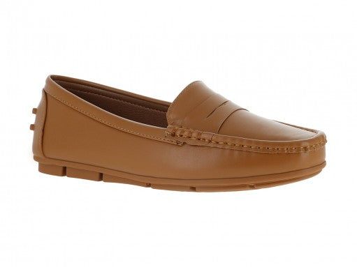 Zapato tipo mocasín de color marrón con acabado mate y suela plana.