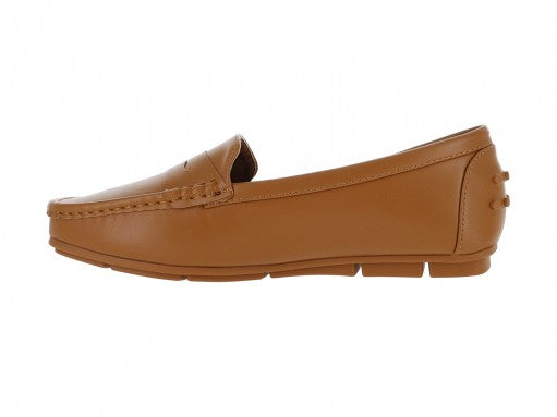 Zapato tipo mocasín de color marrón con acabado mate y suela plana.