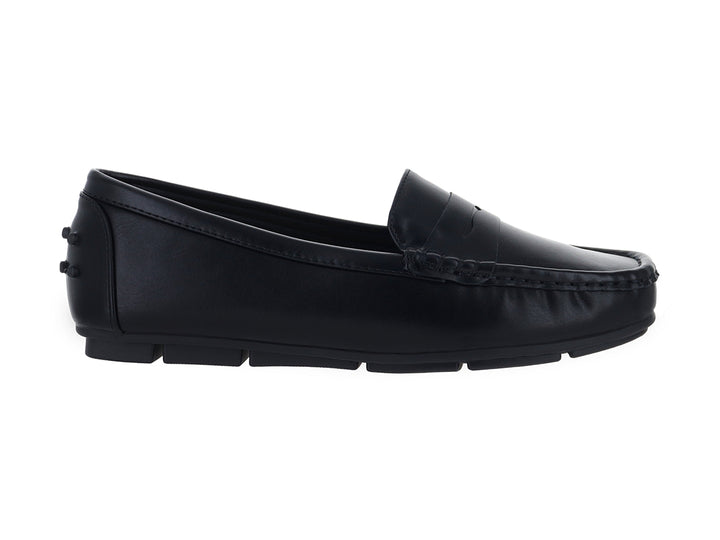 Zapato estilo mocasín de color negro con acabado liso y detalles decorativos en el talón.