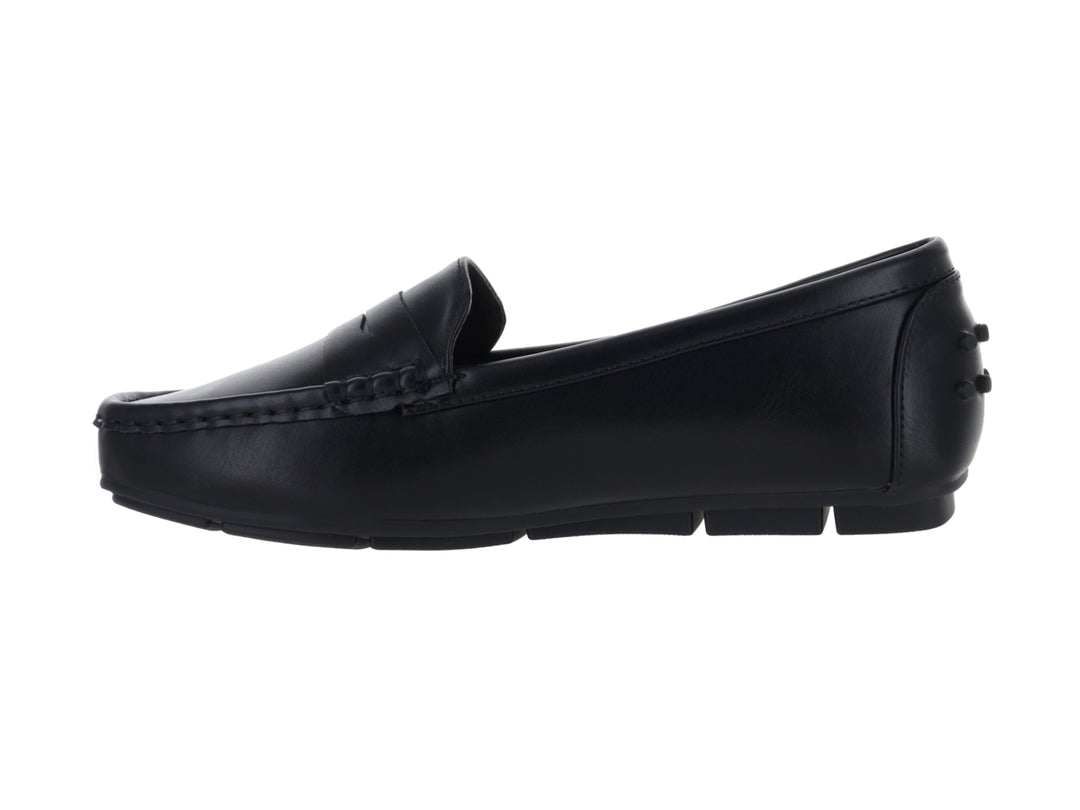 Zapato estilo mocasín de color negro con acabado liso y detalles decorativos en el talón.