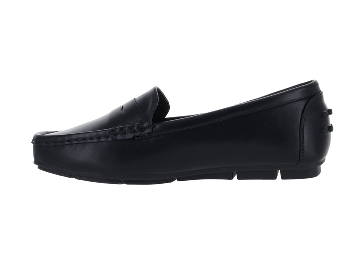 Zapato estilo mocasín de color negro con acabado liso y detalles decorativos en el talón.