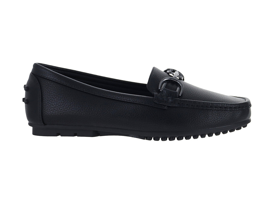 Zapato tipo mocasín color negro con detalle de hebilla y suela texturizada.