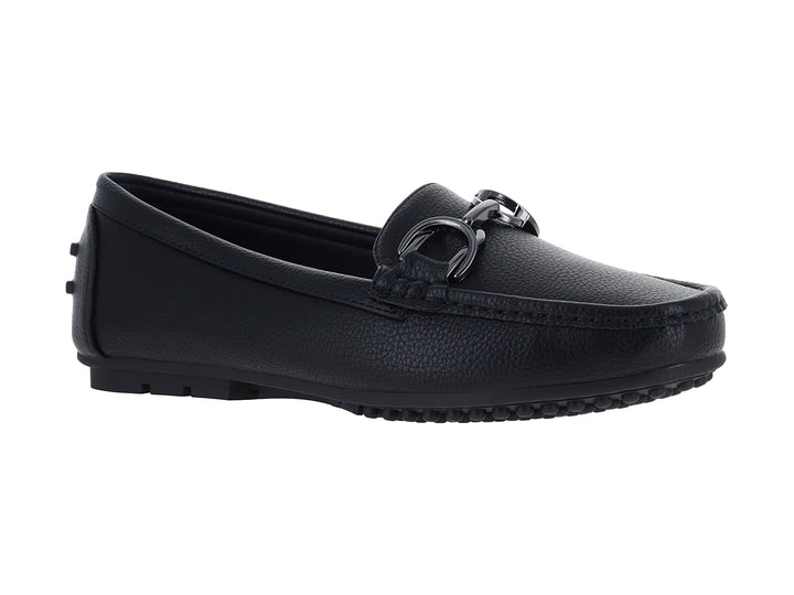 Zapato tipo mocasín color negro con detalle de hebilla y suela texturizada.