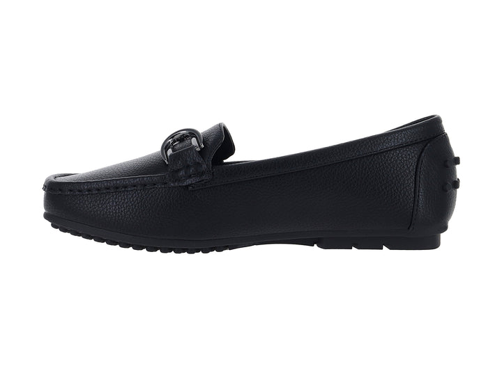 Zapato tipo mocasín color negro con detalle de hebilla y suela texturizada.