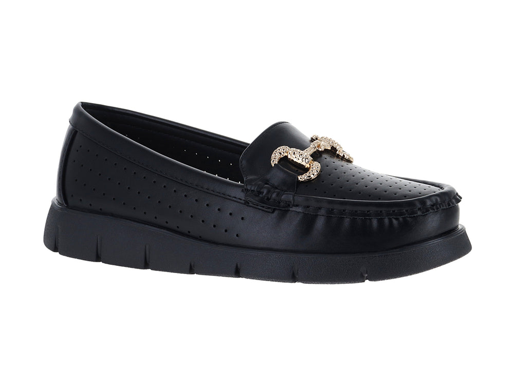 Zapato plano tipo mocasín color negro con adorno dorado y suela gruesa.