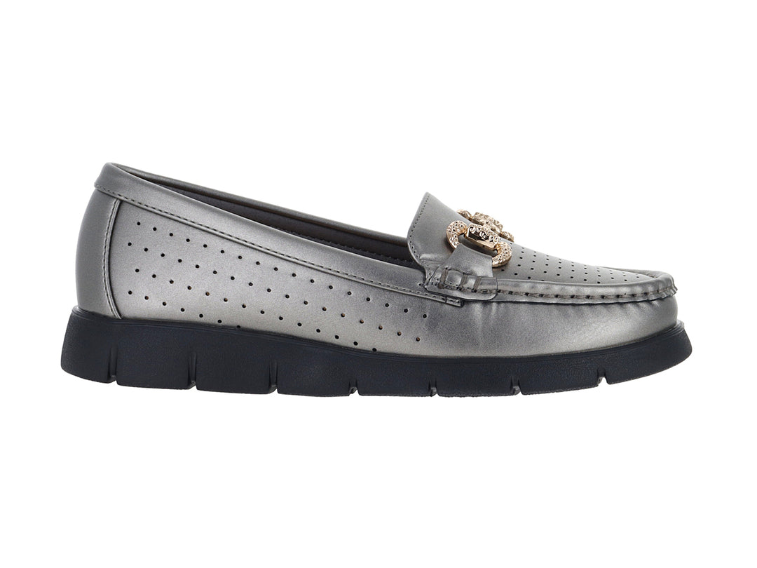 Zapato plano tipo mocasín color gris con suela negra y detalle de hebilla dorada.