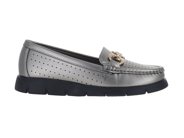 Zapato plano tipo mocasín color gris con suela negra y detalle de hebilla dorada.