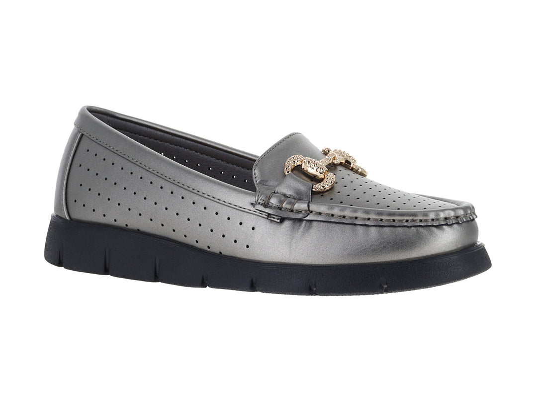 Zapato plano tipo mocasín color gris con suela negra y detalle de hebilla dorada.