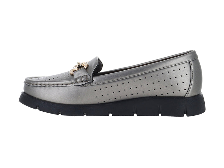Zapato plano tipo mocasín color gris con suela negra y detalle de hebilla dorada.