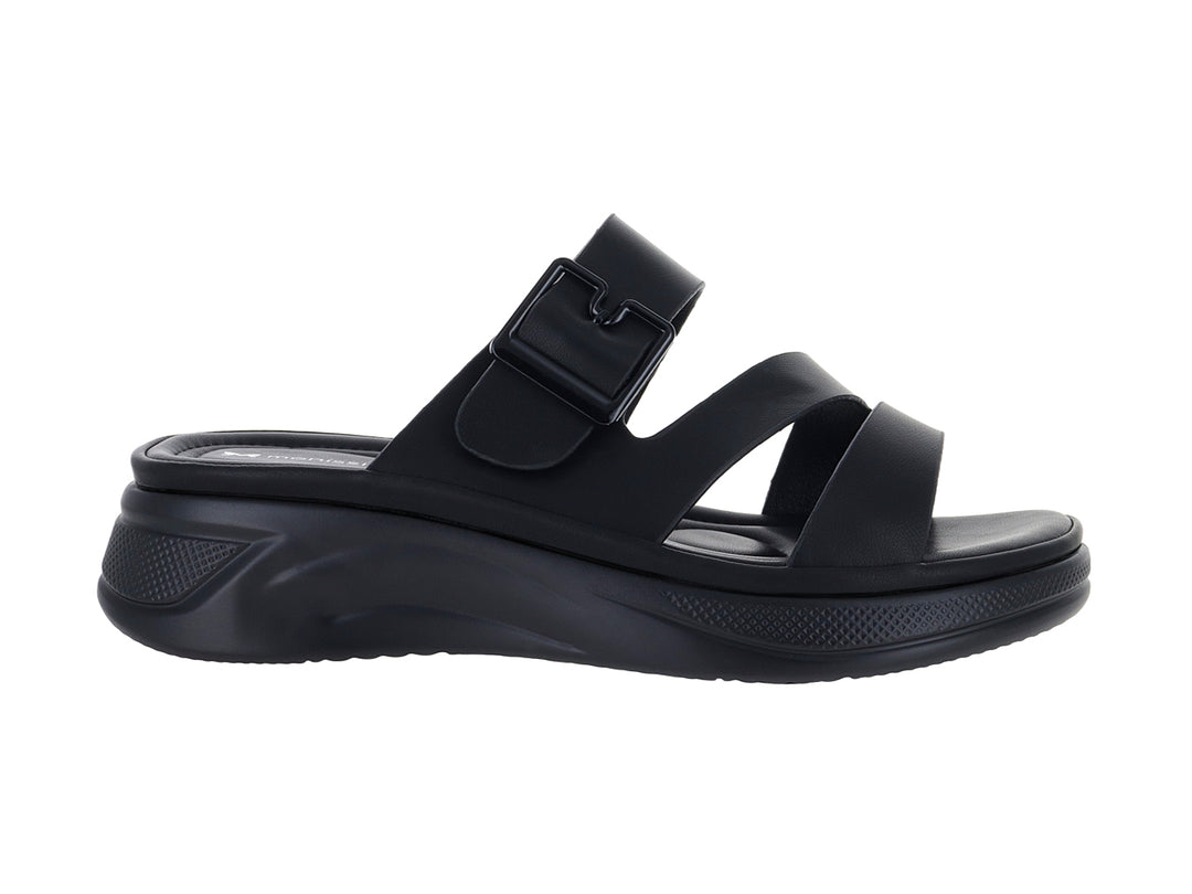 Sandalia Monissima color negro con plataforma y correa ajustable con hebilla.