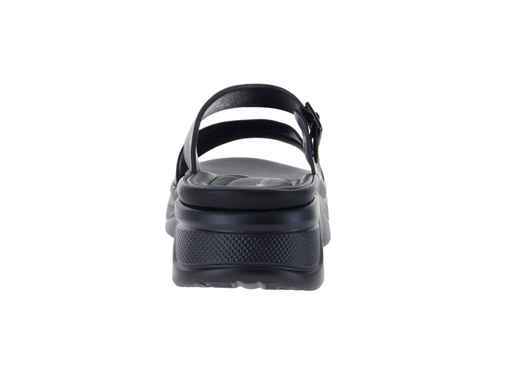 Sandalia Monissima color negro con plataforma y correa ajustable con hebilla.