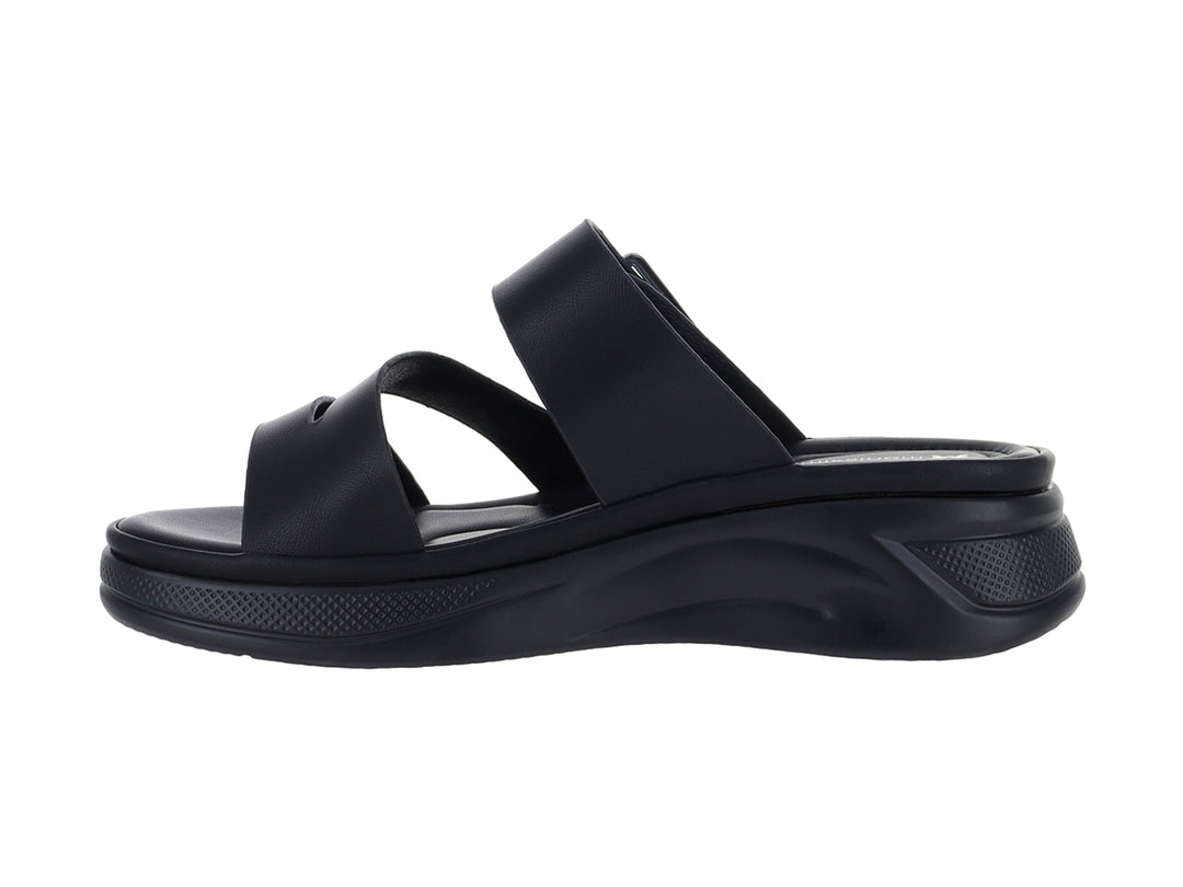 Sandalia Monissima color negro con plataforma y correa ajustable con hebilla.