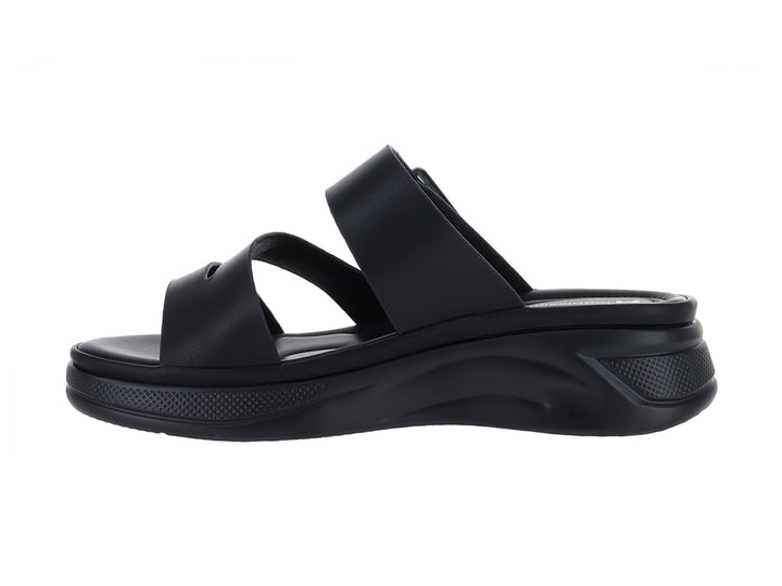 Sandalia Monissima color negro con plataforma y correa ajustable con hebilla.