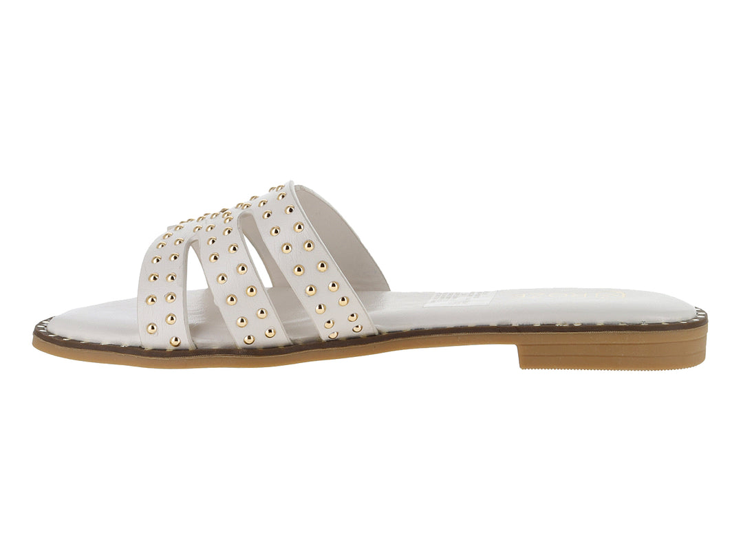 Sandalia plana color off white para mujer con tiras decoradas con tachuelas doradas y suela café.