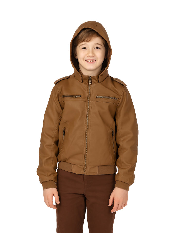 Niño vistiendo chamarra color camel con capucha y pantalones cafés.