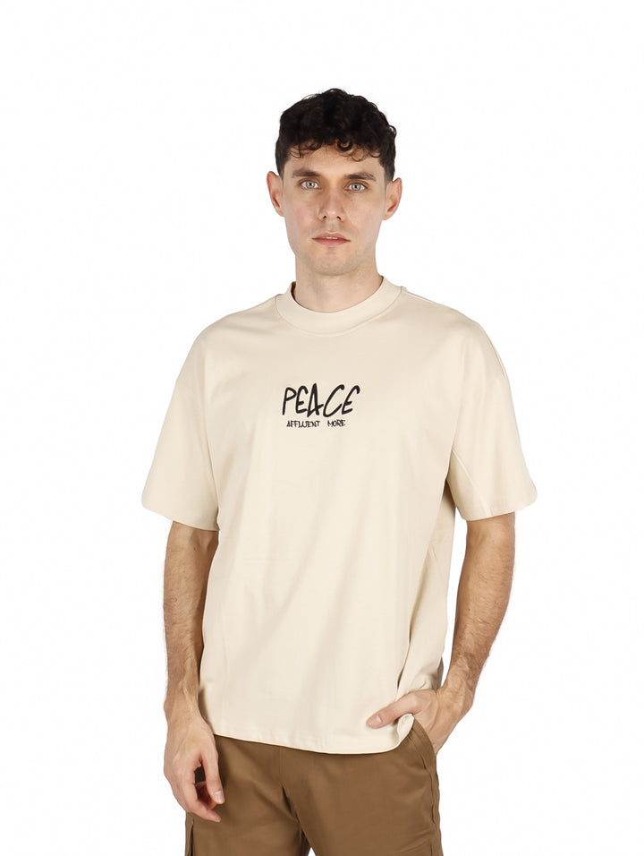 Hombre vistiendo playera oversize color khaki con estampado &