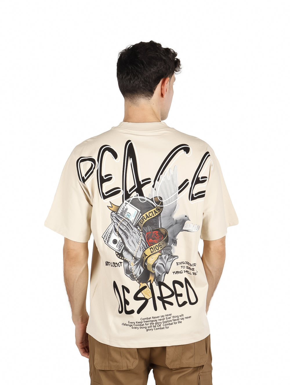 Hombre vistiendo playera oversize color khaki con estampado 'PEACE' en el pecho.