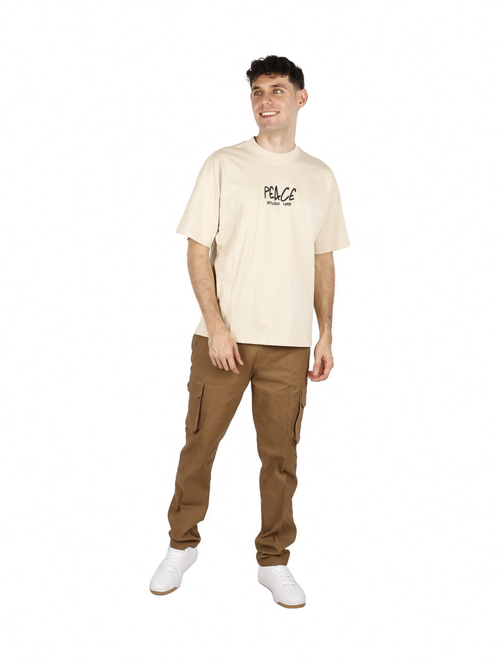 Hombre vistiendo playera oversize color khaki con estampado &