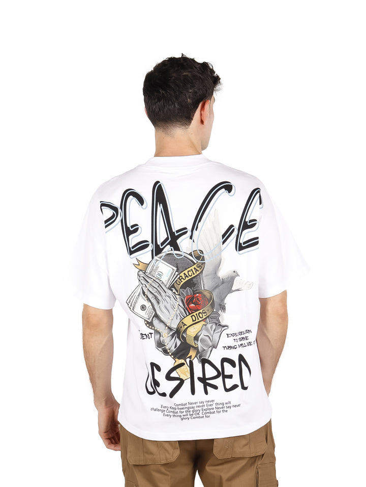 Hombre vistiendo playera blanca oversize de manga corta con estampado negro en el pecho.