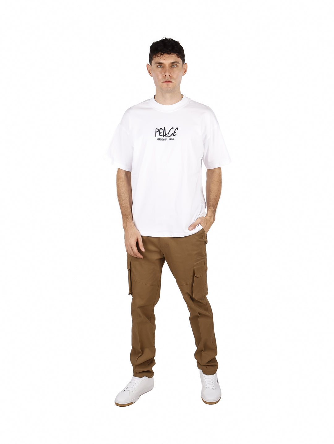 Hombre vistiendo playera blanca oversize de manga corta con estampado negro en el pecho.