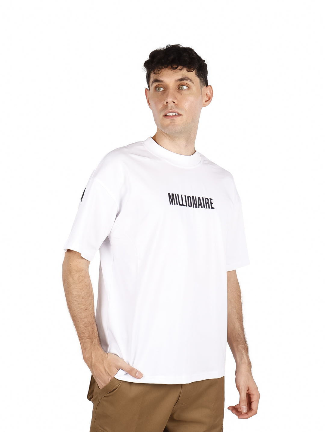 Hombre vistiendo una playera blanca oversize de manga corta con texto en el pecho.