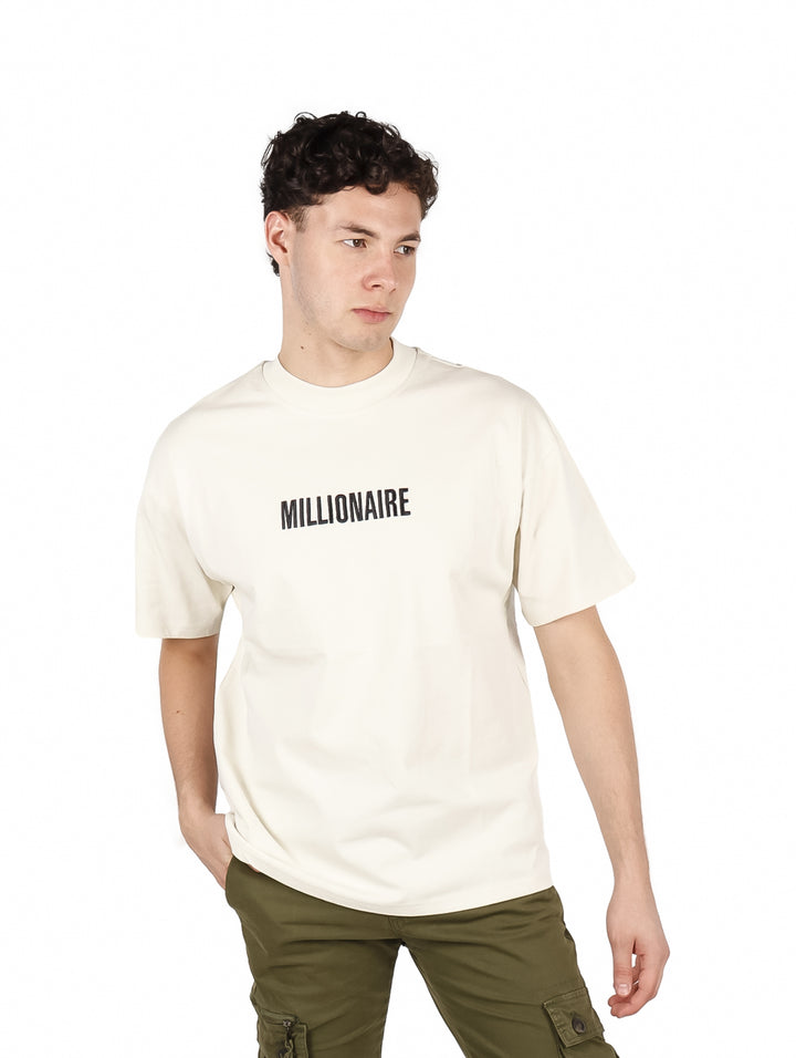 Playera oversize color khaki con la palabra MILLIONAIRE impresa en el pecho.