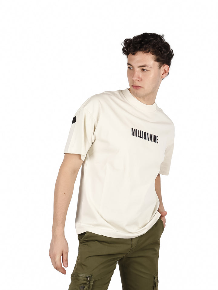 Playera oversize color khaki con la palabra MILLIONAIRE impresa en el pecho.