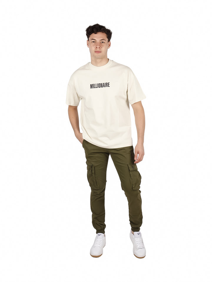 Playera oversize color khaki con la palabra MILLIONAIRE impresa en el pecho.