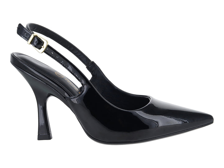 Zapato de tacón negro de charol con punta fina y correa trasera con hebilla dorada.