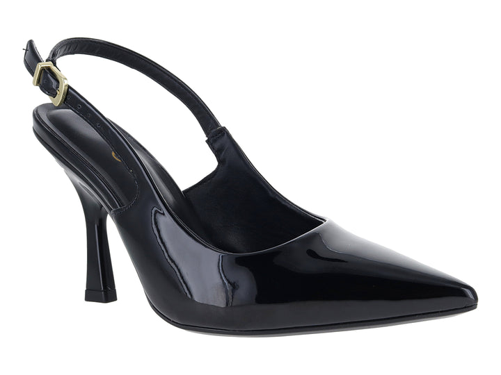 Zapato de tacón negro de charol con punta fina y correa trasera con hebilla dorada.