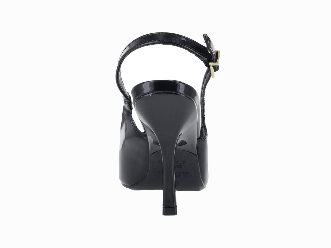 Zapato de tacón negro de charol con punta fina y correa trasera con hebilla dorada.