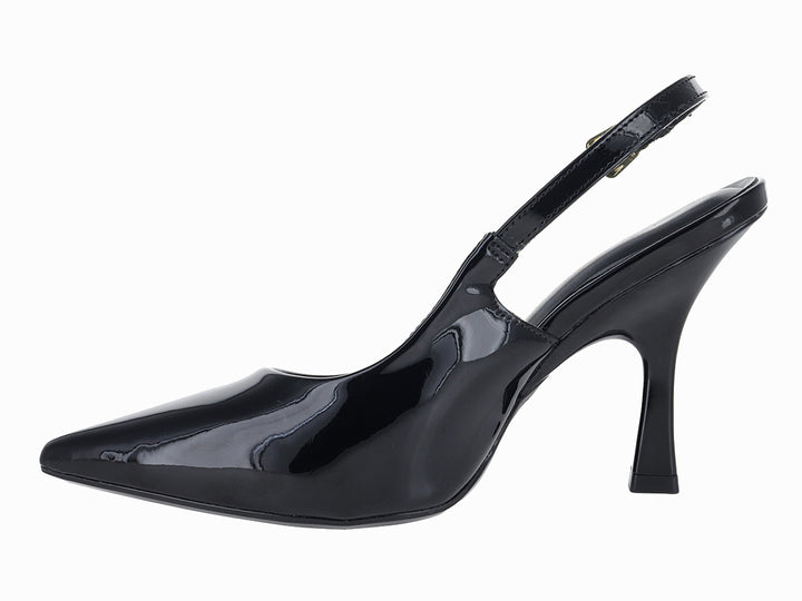 Zapato de tacón negro de charol con punta fina y correa trasera con hebilla dorada.