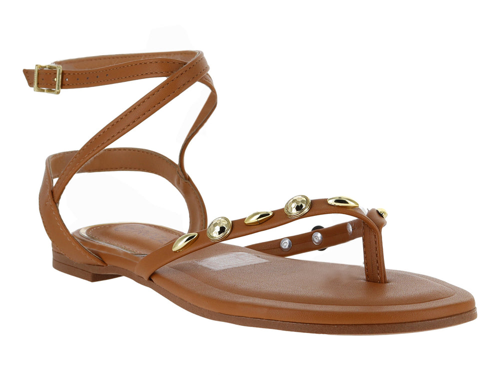 Sandalia plana color camel con correas ajustables y pequeños adornos dorados.