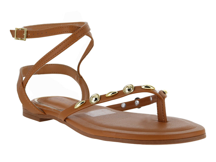 Sandalia plana color camel con correas ajustables y pequeños adornos dorados.