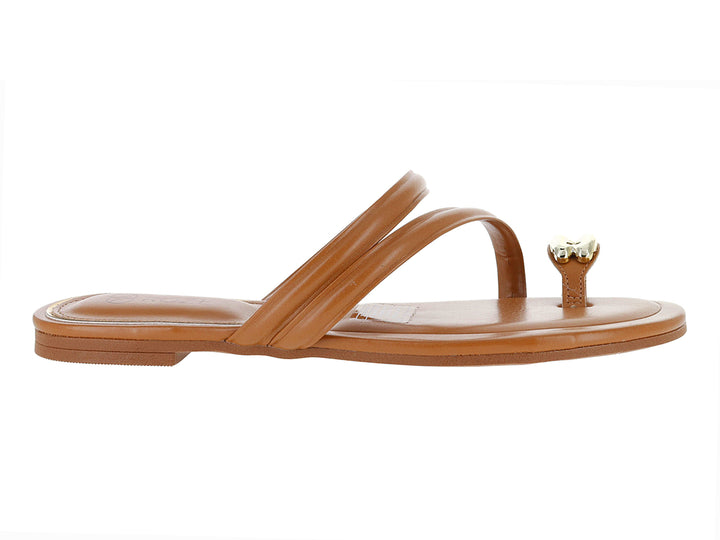 Sandalias planas de cuero color camel con tiras cruzadas y detalle dorado en la punta.