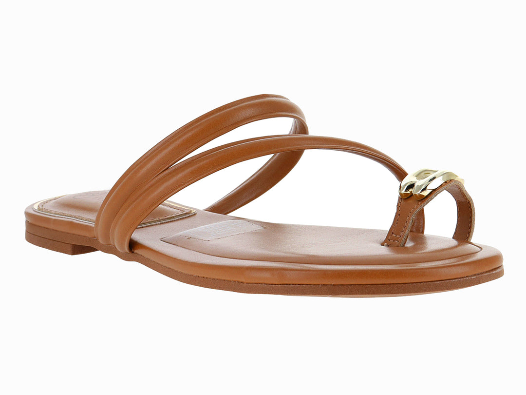 Sandalias planas de cuero color camel con tiras cruzadas y detalle dorado en la punta.
