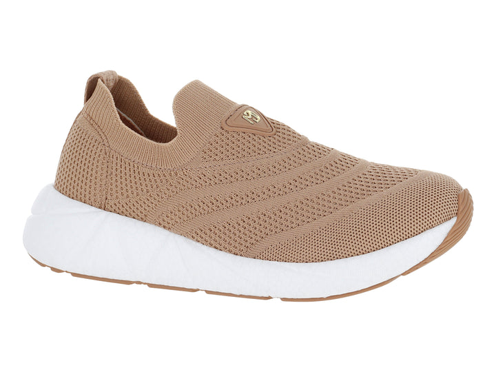 Zapato plano Modare color nude de tejido flexible con suela blanca gruesa y diseño slip-on.