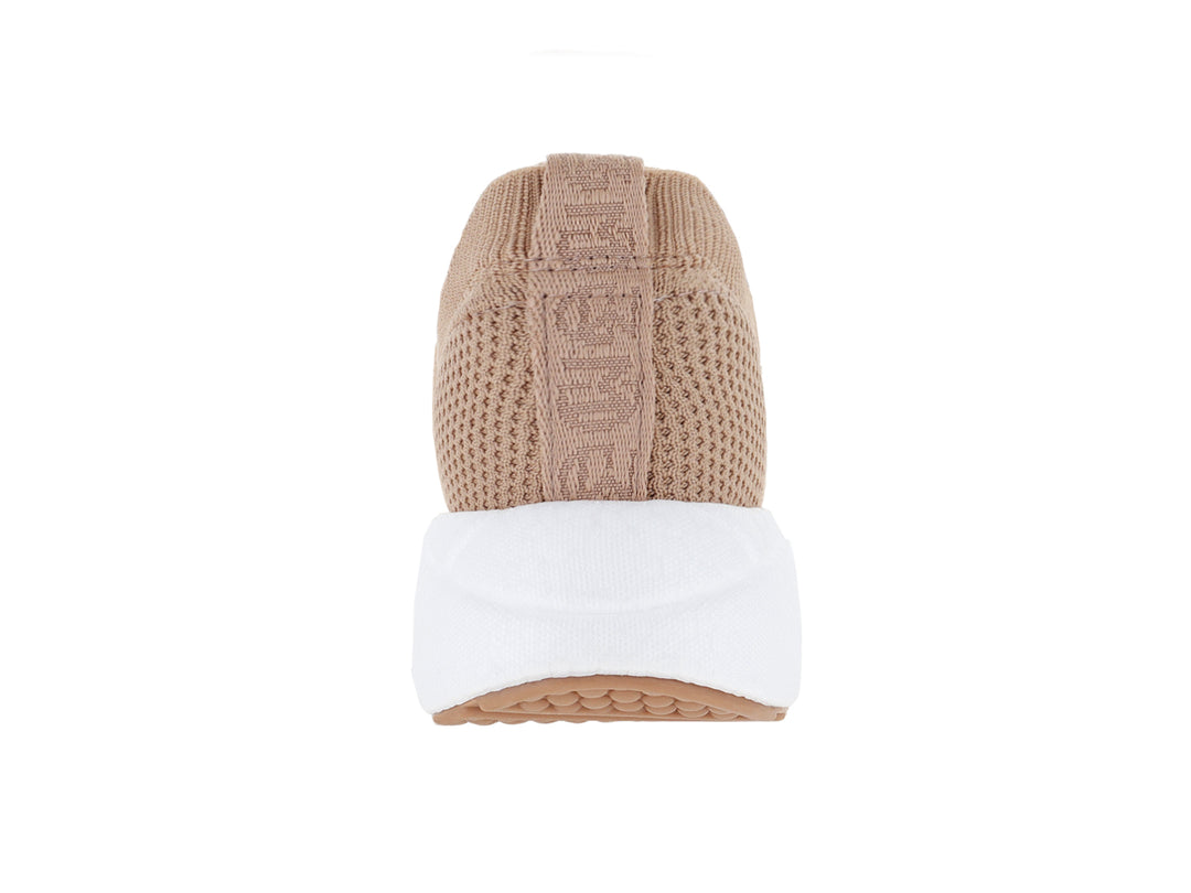 Zapato plano Modare color nude de tejido flexible con suela blanca gruesa y diseño slip-on.