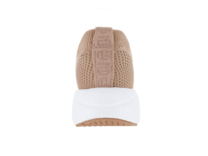 Zapato plano Modare color nude de tejido flexible con suela blanca gruesa y diseño slip-on.