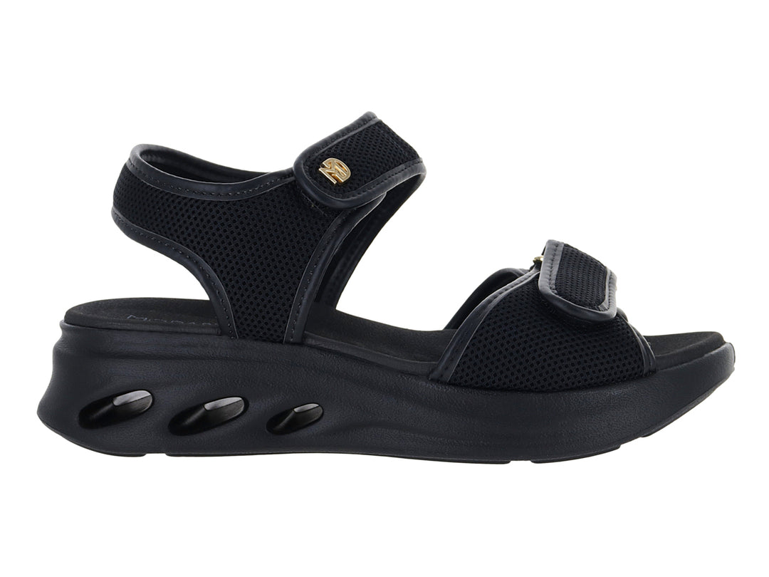 Sandalia Modare color negro con tiras de malla y suela gruesa con detalles ovalados.