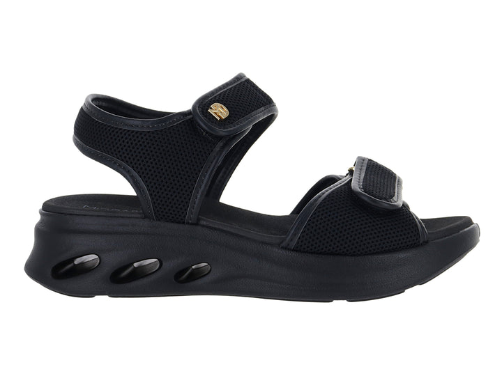 Sandalia Modare color negro con tiras de malla y suela gruesa con detalles ovalados.