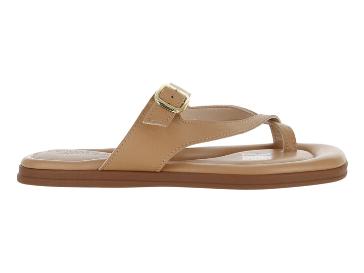 Sandalia plana de color tan con correa ajustable y hebilla dorada para mujer.