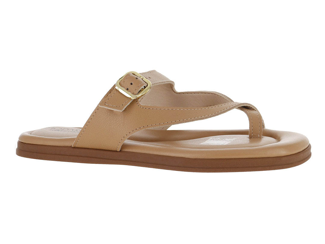 Sandalia plana de color tan con correa ajustable y hebilla dorada para mujer.
