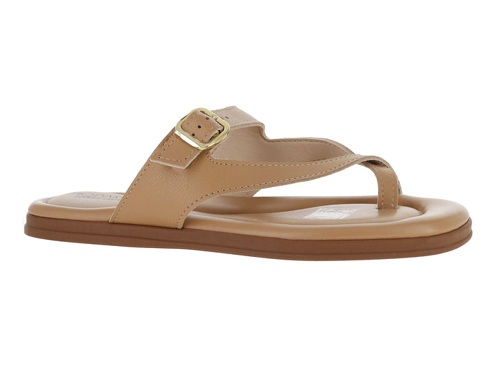 Sandalia plana de color tan con correa ajustable y hebilla dorada para mujer.